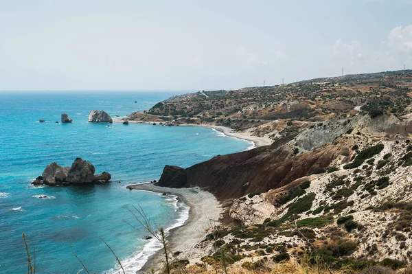 山和海从高处。海景。塞浦路斯美丽的海岸。阿芙罗狄蒂湾在塞浦路斯。阿芙罗狄蒂在塞浦路斯的岩石。阿芙罗狄蒂海滩 — 图库照片