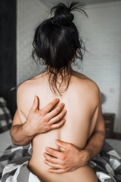 女性の身体を男性の手 — ストック写真
