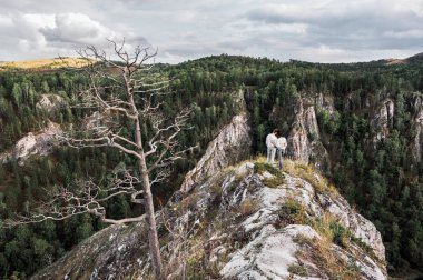 Dağlara yolculuk çift. Dağlarda aşık çift. Erkek ve kadın seyahat. Dağlarda bir yürüyüş. Aşık doğada rahatla. Dağlarda hiking