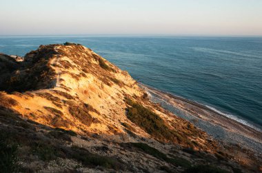 Sunrise denizin rock. Günbatımı denize rock. Deniz manzarası. Akdeniz. Güzel gün batımı. Dağlar deniz kenarında. Kıbrıs doğası. Yunanistan doğası