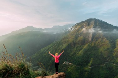 Kız gündoğumu dağlarda karşılamaktadır. Sri Lanka için seyahat kız. Dağ sporları. Atlet mutlu bitiş. Dağ Turizm. Yürüyüş turu. Dağlara yolculuk. Kuzey Yürüyüşü