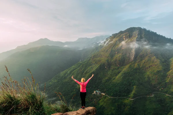 Kız gündoğumu dağlarda karşılamaktadır. Sri Lanka için seyahat kız. Dağ sporları. Atlet mutlu bitiş. Dağ Turizm. Yürüyüş turu. Dağlara yolculuk. Kuzey Yürüyüşü