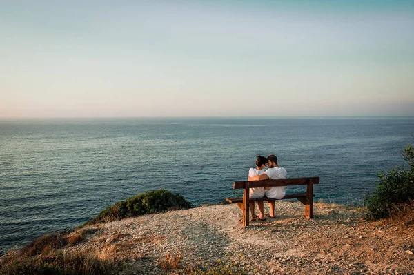 Couple Love Sunset Man Woman Dawn Couple Sitting Bench Sea — Zdjęcie stockowe