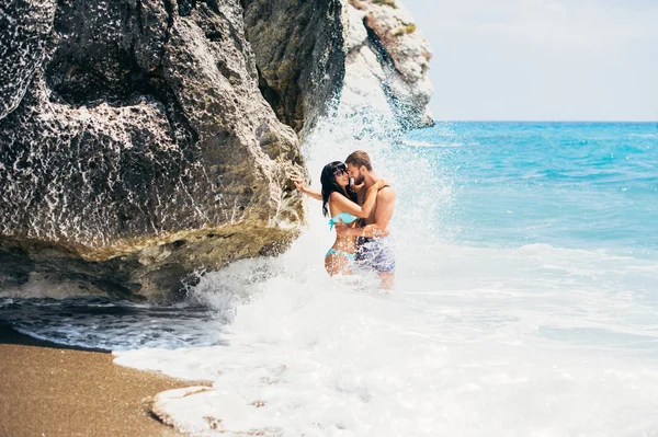 Coppia Innamorata Abbraccia Sulla Spiaggia Paio Mare Ragazzo Ragazza Che — Foto Stock