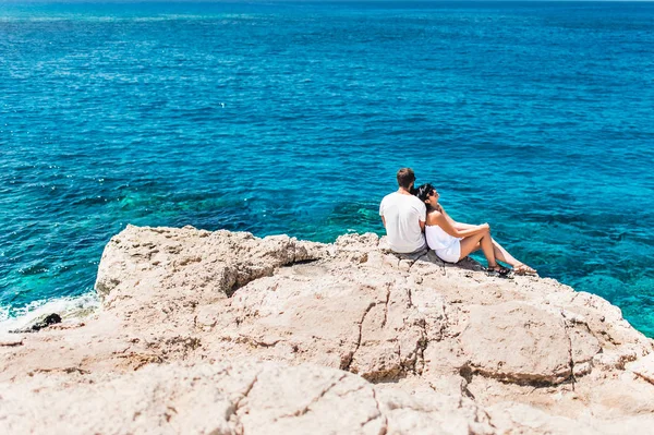 Pareja Enamorada Junto Mar Roca Amantes Luna Miel Hombre Mujer — Foto de Stock