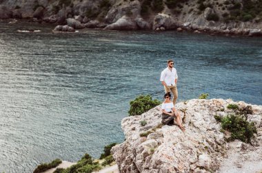 Bir kaç aşk içinde yayılıyor. Erkek ve kız denizde. Seyahat etmek. Erkek ve kadın yurt dışında bir dinlenme var. Bir erkek ve bir kadın arasındaki ilişki. Balayı gezisi. Balayında yeni evliler