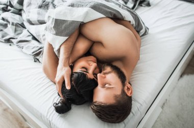 Seven çift yatakta seks. Adam ve kız yatakta sarılma. Çift yatakta. Düğün gecesi. Seviş. Aşıklar yatakta. Bir erkek ve bir kadın arasındaki ilişki. Seks bir erkek ve bir kadın arasında