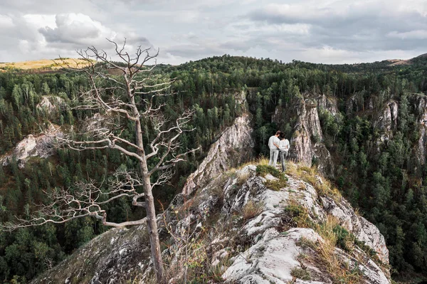 Dağlara yolculuk çift. Dağlarda aşık çift. Erkek ve kadın seyahat. Dağlarda bir yürüyüş. Aşık doğada rahatla. Dağlarda hiking