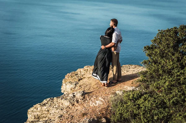 Pareja Encuentra Acantilado Junto Mar — Foto de Stock