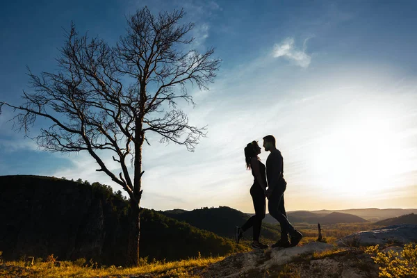 Silhueta Casal Apaixonado Abraço Pôr Sol Viagens Casal Amantes Natureza — Fotografia de Stock