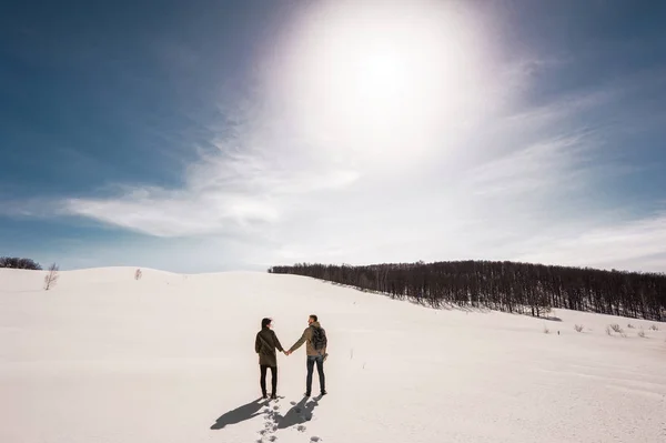Verliebte Paare Gehen Winter Schnee Spazieren Mann Und Frau Auf — Stockfoto