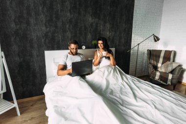 Adam evde bilgisayar çalışıyor. Serbest iş. Evde çalışıyorum. İnsanlar sosyal ağlarda. Otel rezervasyonu. Online mağaza. Biletlerini Internet üzerinden. Evde kazanç. İş.