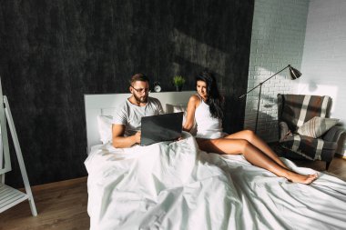 Adam evde bilgisayar çalışıyor. Serbest iş. Evde çalışıyorum. İnsanlar sosyal ağlarda. Otel rezervasyonu. Online mağaza. Biletlerini Internet üzerinden. Evde kazanç. İş.