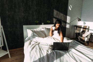 Kız evde bilgisayar çalışır. Güzel kız yatakta. Seksi kız yatakta. IKEA iç kısmıdır. Sabah yatakta. IKEA mağazası. Hafta sonu evde. Haftasonunu yatakta. Online mağaza. Sosyal ağ