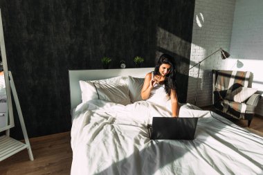 Kız evde bilgisayar çalışır. Güzel kız yatakta. Seksi kız yatakta. IKEA iç kısmıdır. Sabah yatakta. IKEA mağazası. Hafta sonu evde. Haftasonunu yatakta. Online mağaza. Sosyal ağ
