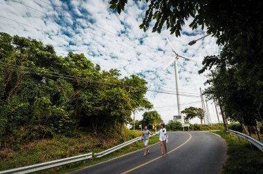 El ele tutuşan aşık bir çift. Adam ve kız yoldalar. Çift otostop çekiyor. Kadın ve erkek yollarda. Gezginler