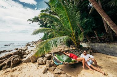 Cennet shore adada birkaç. Çift Hindistan cevizi içme sahilde aşık. Erkek ve kadın Hindistan cevizi iç. Balayı gezisi. Plaj severler. Adam bir kızla tanıştım. Tatil romantik. Deniz Tur