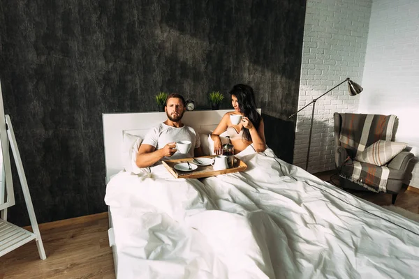 Loving Couple Having Breakfast Bed Guy Girl Bed Breakfast Bed — Stok fotoğraf