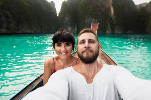 Couple Makes Selfie Couple Love Travels Boat Islands Honeymoon Trip — ストック写真