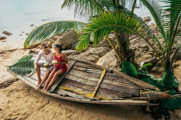 Par Stranden Paradisön Par Kärlek Havet Dricka Kokos Man Och — Stockfoto