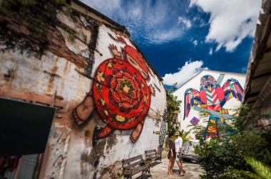Erkek ve kadın eski şehir yürüyüş ve sokak grafiti arıyorum. Bir kaç aşk içinde yayılıyor. Sokak sanatçıları tarafından boyalı duvarlar. Güzel grafiti. Eski sokak 