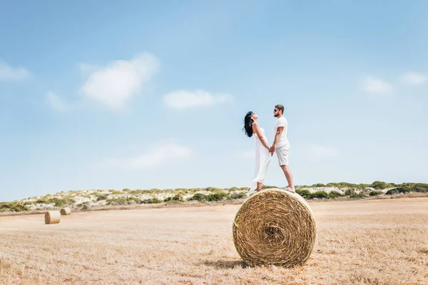 Pareja Enamorada Campo Chico Una Chica Cerca Pajar Pajar Redondo — Foto de Stock