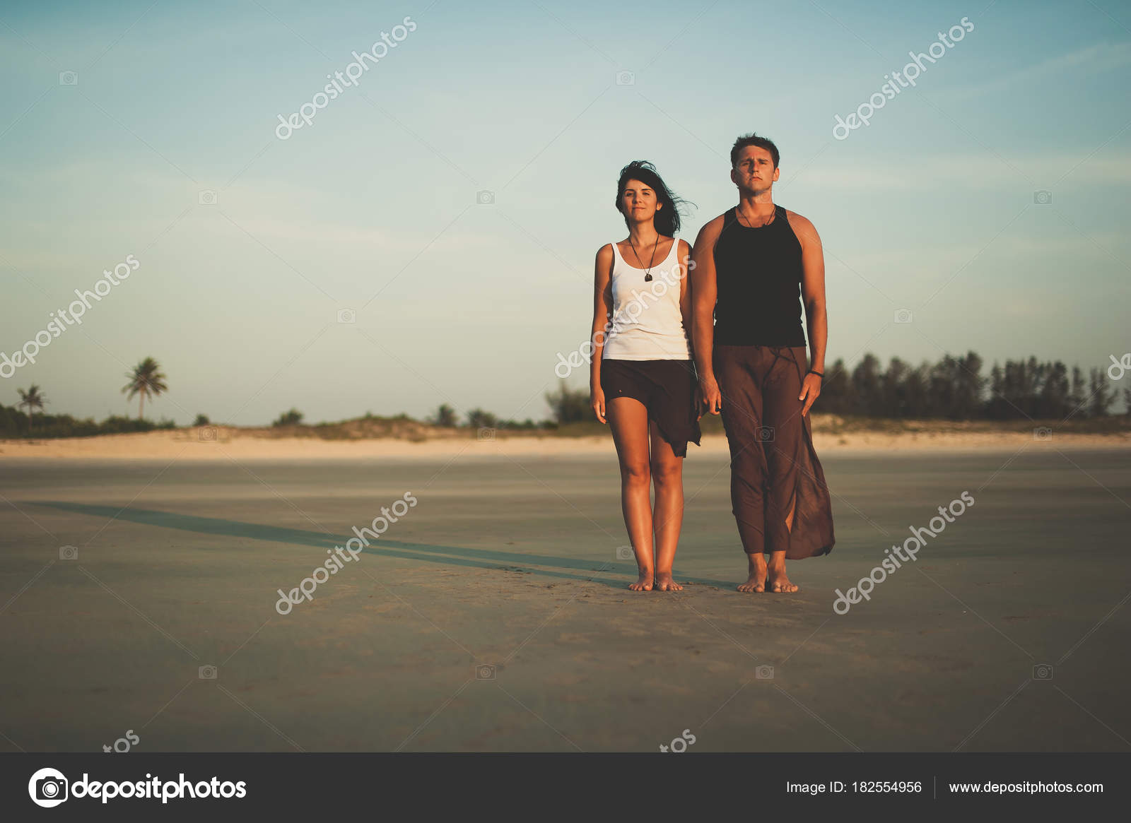 Couple Amoureux Sur Plage Regardant Coucher Soleil Lune Miel