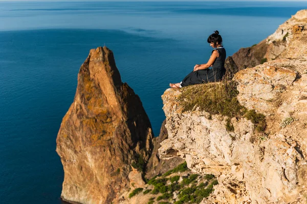 Hermosa Chica Sentada Una Roca Alta Mirando Hacia Mar Chica —  Fotos de Stock