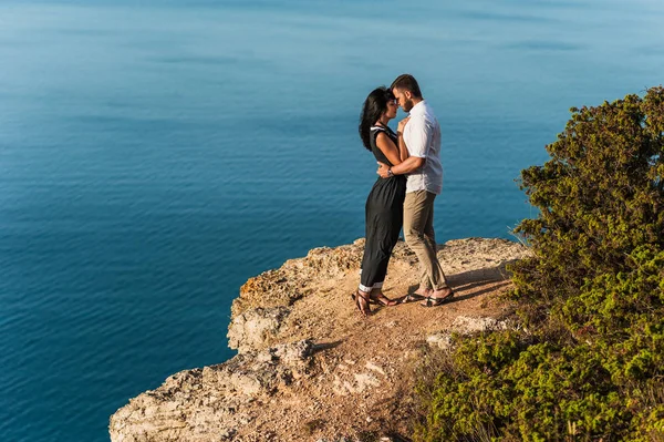 Coppia Innamorata Tramonto Riva Mare Luna Miele Viaggio Nozze Ragazzo — Foto Stock