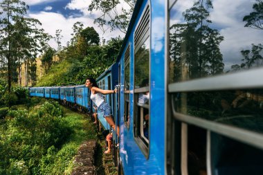 Kız güzel yerlere trenle seyahat eder. Güzel kız dağlar arasında trenle seyahat. Tren. Asya seyahat. Sri Lanka eğitiyor. Demiryolu taşımacılığı. Tren. Asya Nakliyat