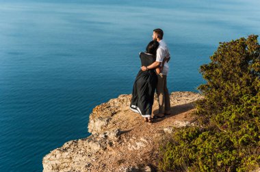 İki denizin kenarında şafak aşık. Balayı. Balayı gezisi. Erkek ve kız denizde. Erkek ve kadın seyahat. Çift sarılmalar. Çift öpüşme. Yeni evli çift. Aşıklar. Tatil Romantik