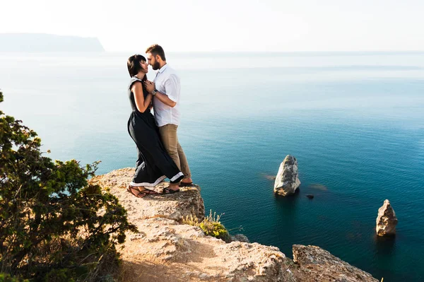 Coppia Innamorata All Alba Riva Mare Luna Miele Viaggio Nozze — Foto Stock