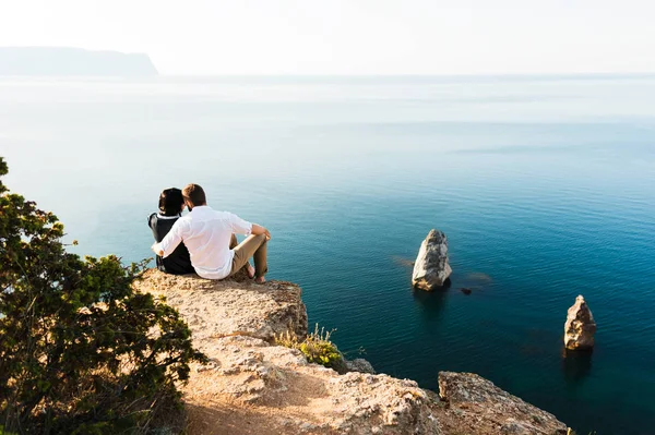 Uomo Donna Seduti Sul Ciglio Una Scogliera Riva Mare Luna — Foto Stock