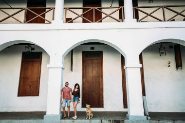 Adam ve kız bir köpekle şehrin sokaklarında yürüyüş. Bir kaç aşk içinde yayılıyor. Şık Çift Asya seyahat. Sri Lanka Rest. Adam, kadın ve köpek. Balayı gezisi. Kendi başına seyahat