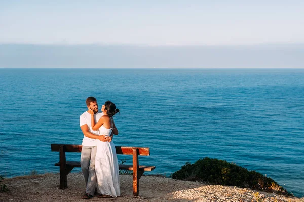 Ein Verliebtes Paar Trifft Den Sonnenaufgang Meer Flitterwochen Hochzeitsreise Junge — Stockfoto