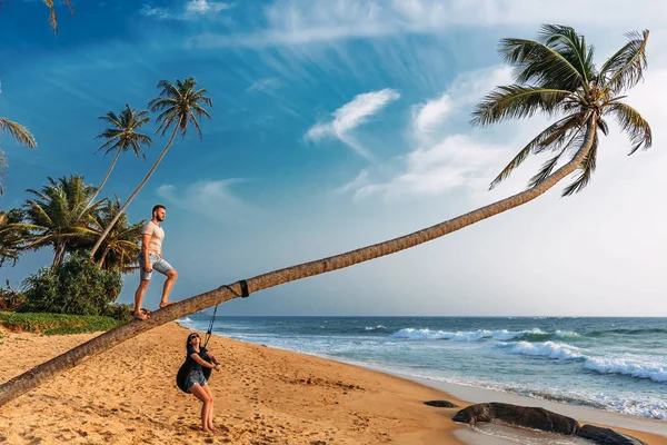 Casal Apaixonado Encontra Pôr Sol Praia Com Palmeiras Viagem Casamento — Fotografia de Stock