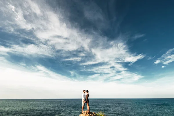 Coppia Innamorata Cima Alla Montagna Ragazzo Ragazza Sulla Spiaggia Coppia — Foto Stock