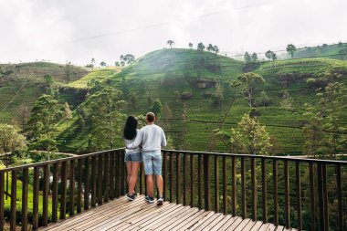 İki çay plantasyon, aşık. Sri Lanka için seyahat. Yeşil çay tarlaları dağlarda. Adam ve kız Asya seyahat. Erkek ve kadın seyahat. Sri Lanka çay tarlaları. Seven çift