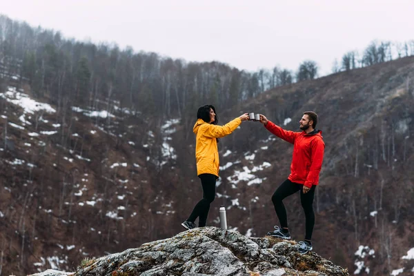 Kille Och Tjej Reser Bergen Man Och Kvinna Dricker Varmt — Stockfoto