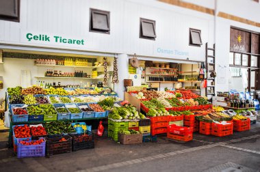 Kıbrıs, Lefkoşe - 21 Haziran 2015: Kıbrıs 'ta sebze pazarı. Kıbrıs 'taki Sokak Pazarı. Pazarda taze meyve ve sebze satışı. Sokakta küçük bir market var.
