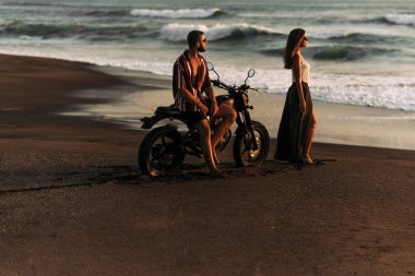 Kumsalda aşık bir çift gün batımıyla tanışır. Motosikletli güzel bir çift deniz kenarında gün batımıyla karşılaşır. Erkek ve kadın Bali 'de motosikletle seyahat ediyorlar. Gün batımında kadın ve erkek. Denizde tatil.