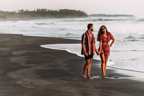 Happy Couple Holding Hands Walking Sandy Beach Couple Love Sunset — 스톡 사진