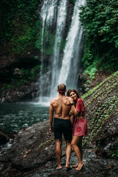 Uma Menina Bonita Abraça Homem Construção Atlética Cachoeira Viagem Lua — Fotografia de Stock