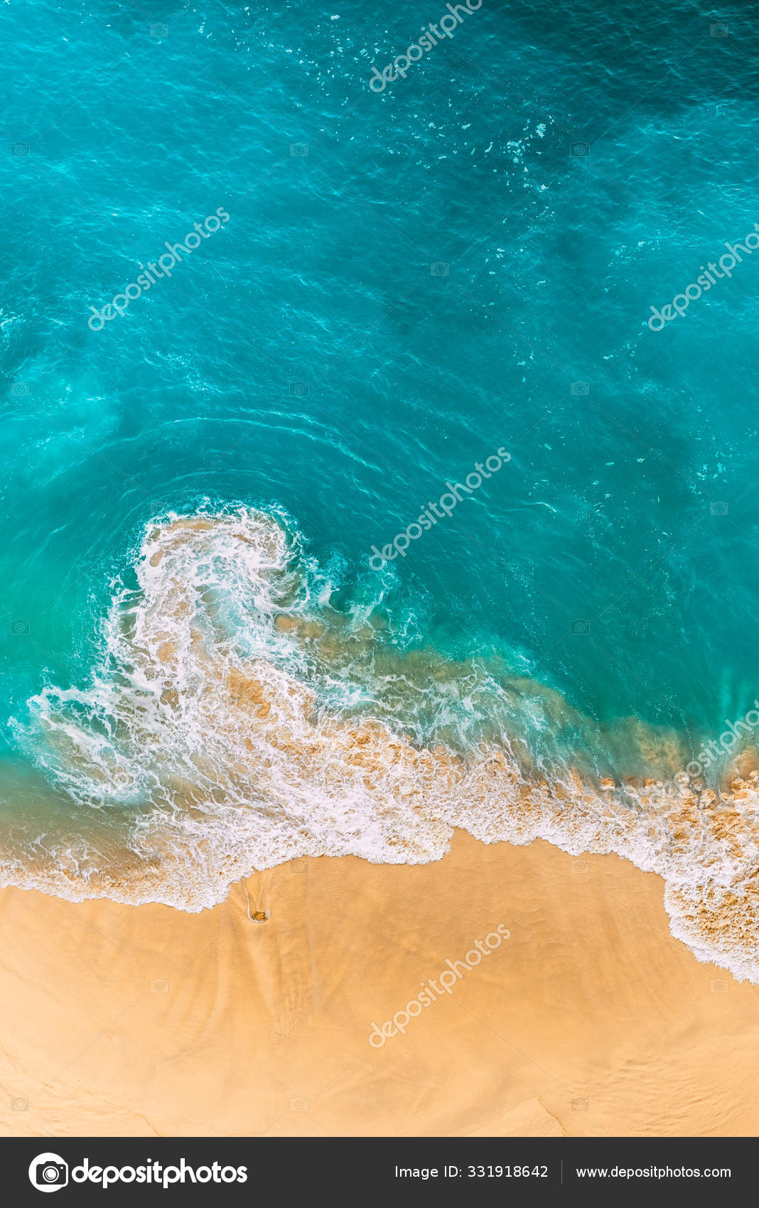 aéreo ver de kuta playa a badung regencia, del Sur bali, Indonesia.  27053914 Foto de stock en Vecteezy, image size:1068x1700