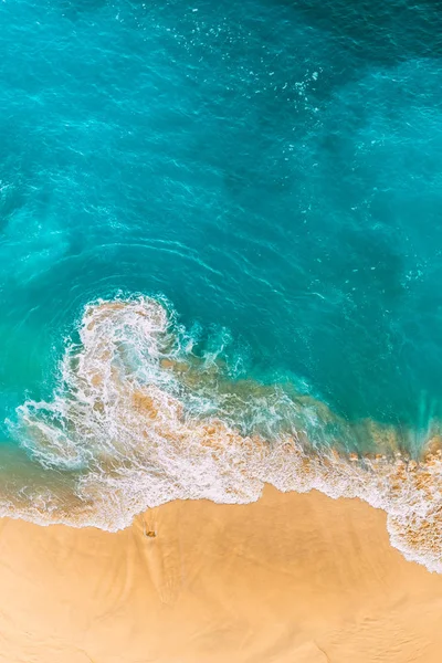 Όμορφη Αμμώδης Παραλία Τυρκουάζ Θάλασσα Κάθετη Θέα Κηφήνας Άποψη Του — Φωτογραφία Αρχείου