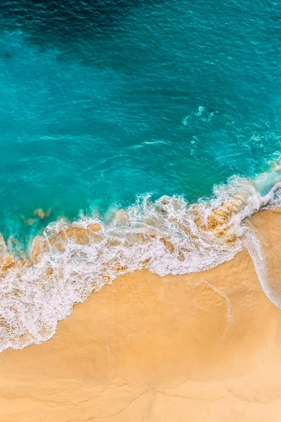 Hermosa Playa Arena Con Mar Turquesa Vista Vertical Drone View — Foto de Stock