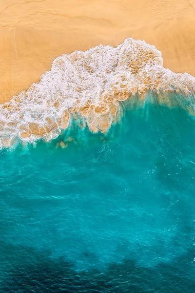 Krásná Písečná Pláž Tyrkysovým Mořem Vertikální Výhled Pohled Tropickou Tyrkysovou — Stock fotografie