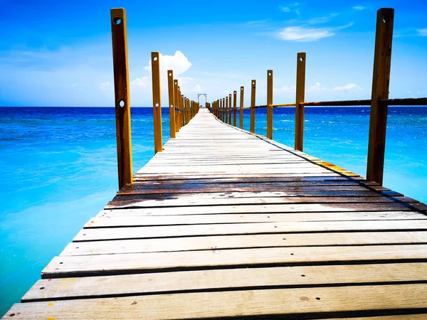 在智能手机上拍的大自然的照片 码头进入蓝色的大海 巴厘岛漂亮的船坞 码头是在大海和蓝天的背景下俯瞰的 — 图库照片