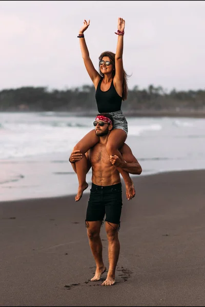 Una Coppia Felice Che Diverte Sulla Costa Una Coppia Che — Foto Stock