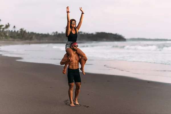 Tatildeki mutlu çift. Sahilde aşıklar. Kadın ve erkek denizde dinleniyor. Güzel bir çift denizde eğlenir. Denizde tatil. Bali adasında bir tatil. Asya 'ya seyahat